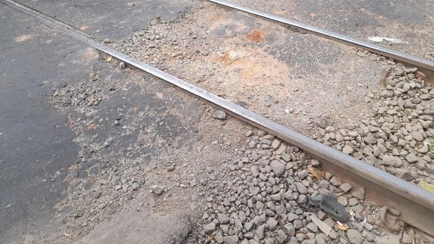 Perlintasan sebidang di dekat Stasiun Grogol masih rusak.