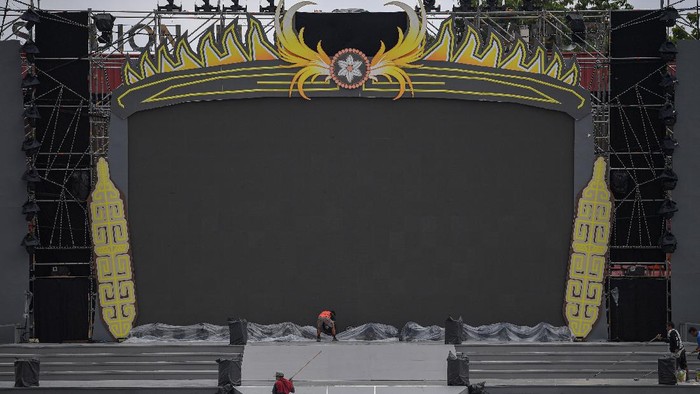 Polisi menyiapkan peralatan venue pembukaan Peparnas Papua di Stadion Mandala, Kota Jayapura, Papua, Kamis (4/11/2021). Peparnas Papua berlangsung pada 5 November hingga 13 November mendatang. ANTARA FOTO/Raisan Al Farisi/nym.