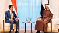 Selain soal G20, Jokowi dan Pangeran MBZ juga membahas berbagai macam isu termasuk masalah kerja sama di bidang energi terbarukan, pembangunan ibu kota baru, investasi, dan perdagangan. Diungkap Menlu Retno Marsudi, isu lain yang dibahas kedua pemimpin yakni mengenai travel corridor arrangement (TCA). Retno menyebut Indonesia telah memiliki TCA dengan PEA sejak 29 Juli 2020 yang merupakan salah satu TCA pertama yang dimiliki Indonesia pada masa pandemi. Menurut Retno, dengan adanya vaksin dan platform-platform perlindungan, maka TCA ini harus diperkuat. Foto: Laily Rachev-Biro Pers Sekretariat Presiden