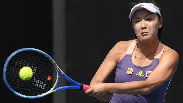 China's Peng Shuai makes a backhand return to Japan's Nao Hibino during their first round singles match at the Australian Open tennis championship in Melbourne, Australia, Tuesday, Jan. 21, 2020. (AP Photo/Andy Brownbill)