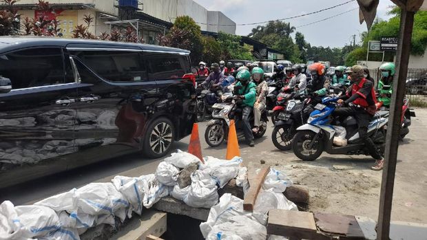 Petugas mulai menindaklanjuti proyek saluran air yang dikeluhkan mengganggu lalu lintas. Petugas mulai menindaklanjuti proyek saluran air yang dikeluhkan mengganggu lalu lintas di Jl Ciredeu, Lebak Bulus.