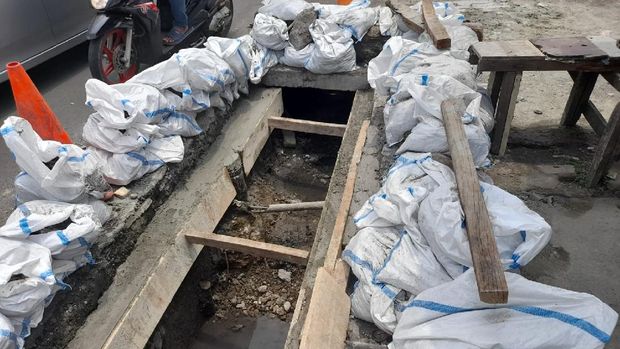 Petugas mulai menindaklanjuti proyek saluran air yang dikeluhkan mengganggu lalu lintas di Jl Ciredeu, Lebak Bulus.
