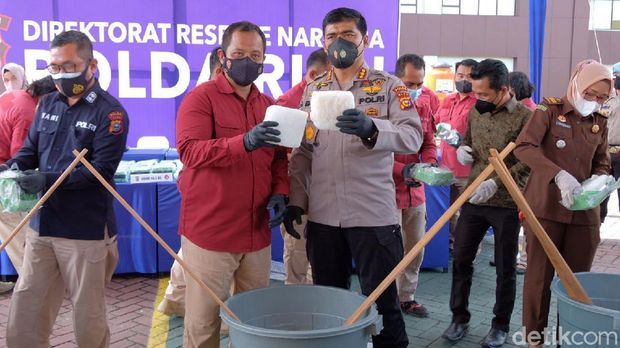 Polda Riau memusnahkan 86 kg narkoba jenis sabu hasil tangkapan. Barang haram itu didapat dari enam jaringan narkoba yang dibekuk Ditnarkoba Polda Riau. (Raja Adil/detikcom)