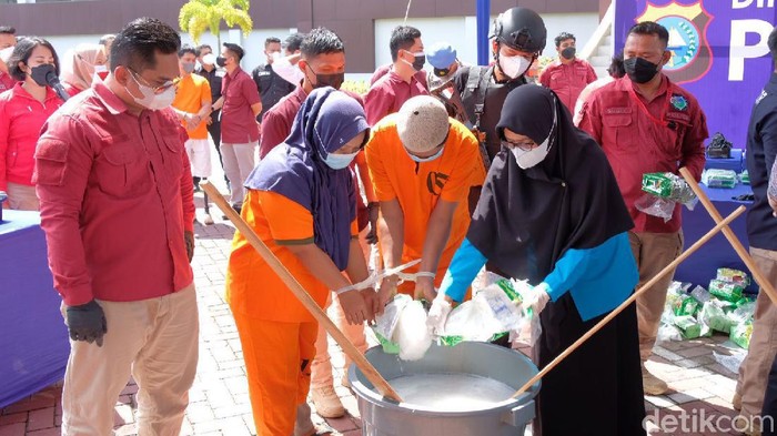 Polda Riau memusnahkan 86 kg narkoba jenis sabu hasil tangkapan. Barang haram itu didapat dari enam jaringan narkoba yang dibekuk Ditnarkoba Polda Riau. (Raja Adil/detikcom)