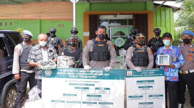 Polisi menyita ratusan kotak amal dari yayasan di Lampung yang diduga menghimpun dana untuk aksi terorisme. (dok Polda Lampung)