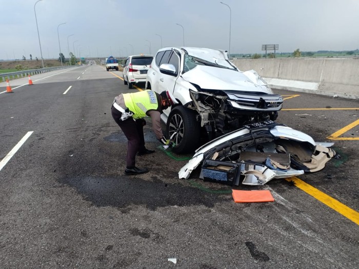 Potret Mobil Remuk dan Evakuasi Kecelakaan Maut Vanessa Angel (Dok. Diklantas Polda Jatim)