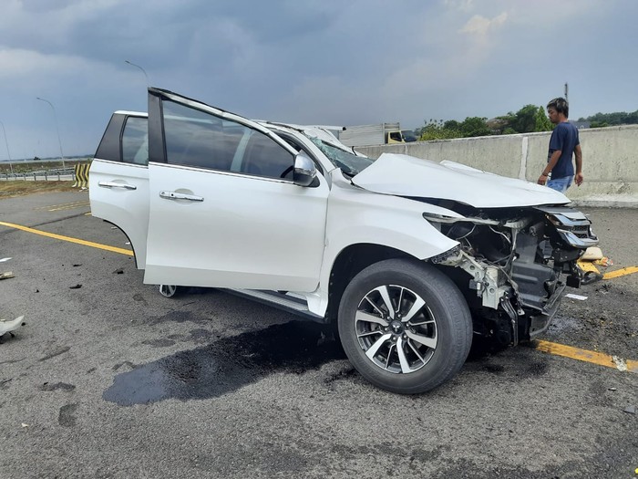 Potret Mobil Remuk dan Evakuasi Kecelakaan Maut Vanessa Angel (Dok. Diklantas Polda Jatim)