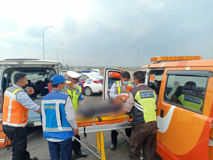 Potret Mobil Remuk dan Evakuasi Kecelakaan Maut Vanessa Angel (Dok. Diklantas Polda Jatim)