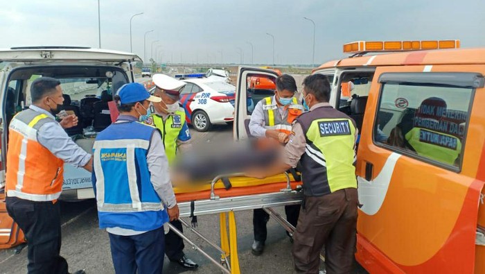 Potret Mobil Remuk dan Evakuasi Kecelakaan Maut Vanessa Angel (Dok. Diklantas Polda Jatim)