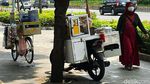 Waduh! Ada PKL di Trotoar Sudirman