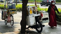 Para pedagang itu berjualan dengan menggunakan motor dan sepeda. 