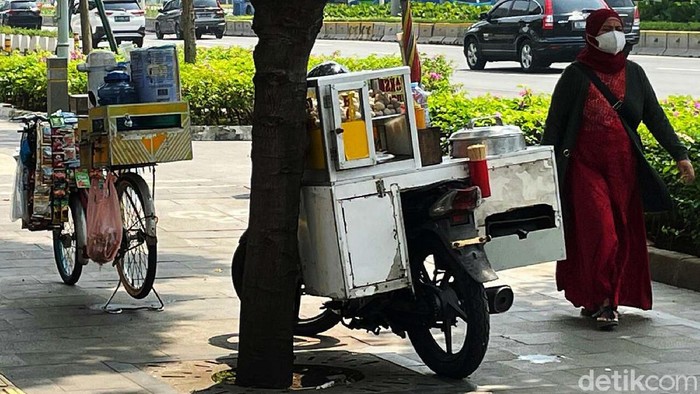Pedagang kembali berjualan di jalur pedestarian Jalan Sudirman, Jakarta Pusat, Kamis (4/11). Mereka menjajakan makanan hingga minuman di jalur pejalan kaki tersebut.
