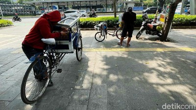 Waduh! Ada PKL di Trotoar Sudirman