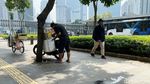 Waduh! Ada PKL di Trotoar Sudirman