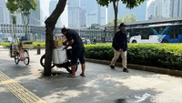 Mereka terlihat bebas berjualan makanan dan aneka jualan lainnya di jalur pejalan kaki tersebut.