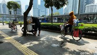 Sebagian dari mereka kembali berkeliling usai mangkal di trotoar tersebut.