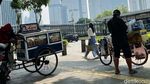Waduh! Ada PKL di Trotoar Sudirman