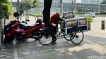 Waduh! Ada PKL di Trotoar Sudirman