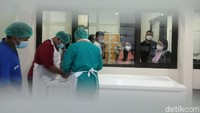 Menurut Kabid Humas Polda Jatim, Kombes Gatot Repli Handoko, usai menjalani asesmen, kedua jenazah akan diserahkan pihak keluarga yang telah tiba di rumah sakit.   