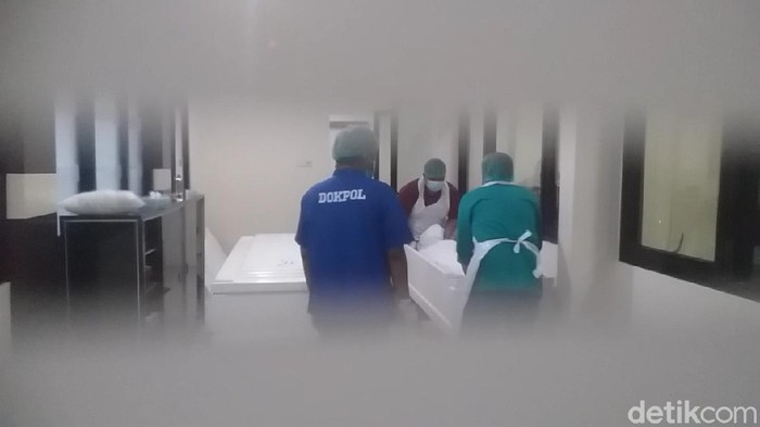 Potret Proses Autopsi Jasad Vanessa Angel di RS Bhayangkara Surabaya Vanessa Angel dan suaminya, Febri Ardiansyah alias Bibi Ardiansyah tewas karena kecelakaan di tol Jombang menuju Surabaya, Kamis (4/11/2021). Saat ini kedua jenazah masih dilakukan autopsi di RS Bhayangkara Polda Jatim.