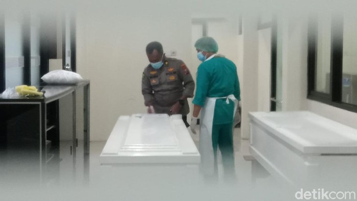 Potret Proses Autopsi Jasad Vanessa Angel di RS Bhayangkara Surabaya Vanessa Angel dan suaminya, Febri Ardiansyah alias Bibi Ardiansyah tewas karena kecelakaan di tol Jombang menuju Surabaya, Kamis (4/11/2021). Saat ini kedua jenazah masih dilakukan autopsi di RS Bhayangkara Polda Jatim.