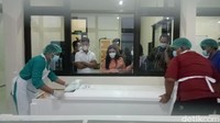 Satu jenazah yakni almarhum Febri Andriansyah atau Bibi telah selesai dilakukan autopsi dan langsung disemayamkan di dalam peti.  