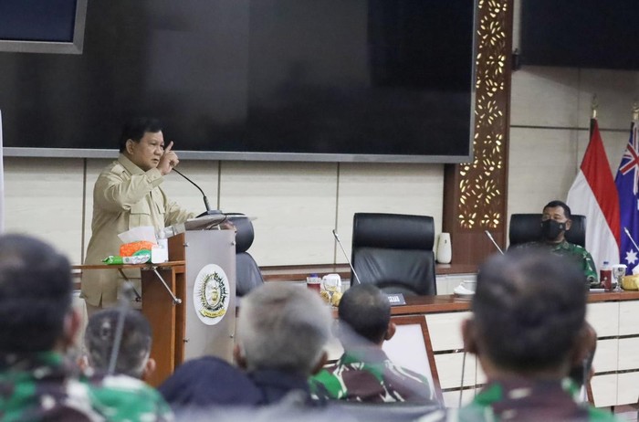 Prabowo saat memberikan ceramah pembekalan kepada para Perwira Siswa (Pasis) Pendidikan Reguler LXI Sekolah Staf dan Komandan Angkatan Darat (Seskoad) di Gedung Gatot Subroto Seskoad, Bandung, Jawa Barat, Rabu (3/11).