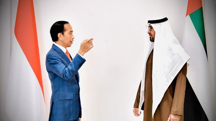 PRESIDEN JOKOWI TIBA DI ISTANA AL-SHATIE Presiden Joko Widodo (kiri) disambut Putra Mahkota Abu Dhabi dan Wakil Panglima Tertinggi Angkatan Bersenjata PEA Sheikh Mohamed bin Zayed Al Nahyan saat tiba di Istana Al-Shatie, Abu Dhabi, Uni Emirat Arab, Rabu (3/11/2021). ANTARA FOTO/Setpres-Laily R/foc.