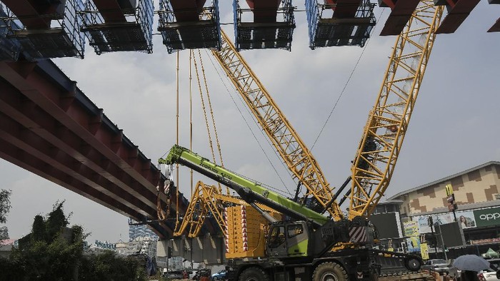 Alat berat beroperasi di pembangunan jalan Tol Becakayu Seksi II A  Bekasi, Jawa Barat, Kamis (4/11/2021). Pembanguunan jalan Tol sepanjang 4,1 km dari Jakasampurna menuju Bekasi Timur progresnya telah mencapai 80 persen dan ditargetkan selesai pada tahun 2022. ANTARA FOTO/ Fakhri Hermansyah/hp.