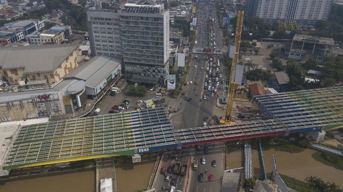 Alat berat beroperasi di pembangunan jalan Tol Becakayu Seksi II A  Bekasi, Jawa Barat, Kamis (4/11/2021). Pembanguunan jalan Tol sepanjang 4,1 km dari Jakasampurna menuju Bekasi Timur progresnya telah mencapai 80 persen dan ditargetkan selesai pada tahun 2022. ANTARA FOTO/ Fakhri Hermansyah/hp.