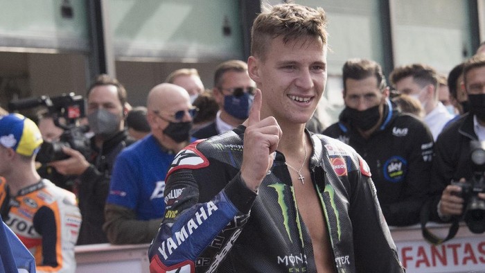 MISANO ADRIATICO, ITALY - OCTOBER 24: Fabio Quartararo of France and Monster Energy Yamaha MotoGP Team celebrates and become the 2021 FIM MotoGP™ World Champion at the end of the MotoGP race during the MotoGP of Emilia Romagna - Race at Misano World Circuit on October 24, 2021 in Misano Adriatico, Italy. (Photo by Mirco Lazzari gp/Getty Images)