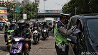 Ganjil-genap pada 13 ruas jalan diberlakukan mulai 2 November hingga 15 November. Selanjutnya ganjil-genap juga berlaku untuk 3 lokasi wisata pada 5-7 November 2021 dan 12-14 November 2021.