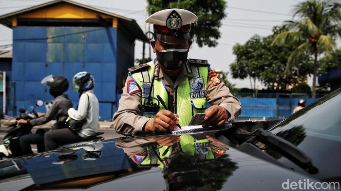 Razia Ganjil Genap Gencar Dilakukan di Masa PPKM Level 1 Ganjil genap di DKI Jakarta resmi diperpanjang pemberlakuannya hingga 15 November 2021. Razia bagi kendaraan yang melanggar pun gencar dilakukan.