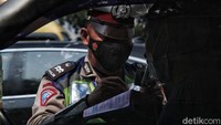 Hingga kini masih banyak kendaraan yang melanggar aturan ini.
