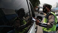 Alasannya berbagai macam, ada yang tidak tahu peraturan itu dan ada juga yang masih sengaja melintas di jalan itu.