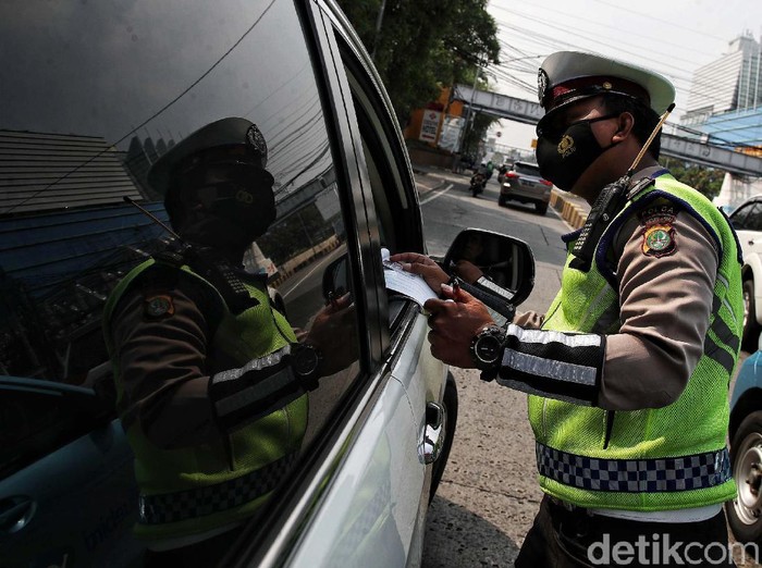 Ganjil genap di DKI Jakarta resmi diperpanjang pemberlakuannya hingga 15 November 2021. Razia bagi kendaraan yang melanggar pun gencar dilakukan.