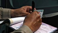 Polisi akan menilang pengendara yang melanggar ganjil genap.