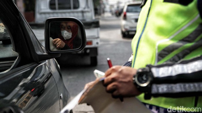 Ganjil genap di DKI Jakarta resmi diperpanjang pemberlakuannya hingga 15 November 2021. Razia bagi kendaraan yang melanggar pun gencar dilakukan.