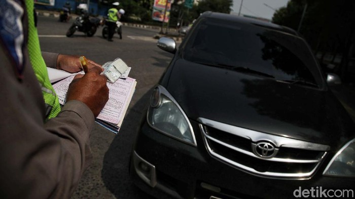 Ganjil genap di DKI Jakarta resmi diperpanjang pemberlakuannya hingga 15 November 2021. Razia bagi kendaraan yang melanggar pun gencar dilakukan.