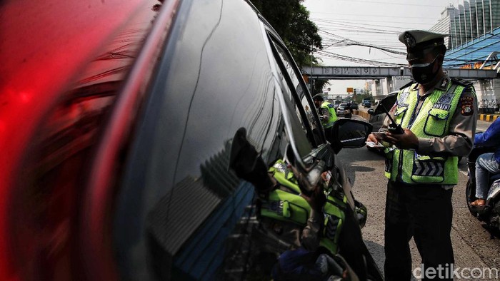 Razia Ganjil Genap Gencar Dilakukan di Masa PPKM Level 1 Ganjil genap di DKI Jakarta resmi diperpanjang pemberlakuannya hingga 15 November 2021. Razia bagi kendaraan yang melanggar pun gencar dilakukan.