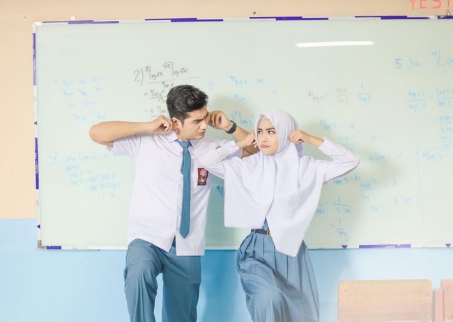 Setelah menjalani rumah tangga selama 3 tahun, Ria Ricis dan Teuku Ryan kini akhirnya resmi bercerai. Kabar perceraian tersebut telah dibenarkan oleh Humas Pengadilan Agama Jakarta Selatan, Taslimah. Putusan cerai keduanya dilakukan secara e-court. Foto: Instagram/@fdphotography