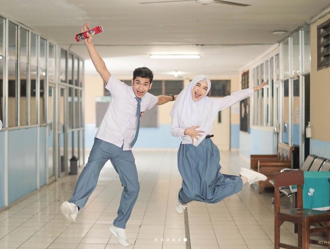 Foto-foto keduanya pun terlihat kompak dan romantis, benar-benar mengingatkan akan kisah cinta di masa SMA. Tak sedikit yang kemudian memuji hasil foto-foto prewedding Ricis dan Ryan. Sweet Bangetttt, tulis Fitri Carlina. Foto: Instagram/@fdphotography