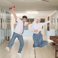 Foto-foto keduanya pun terlihat kompak dan romantis, benar-benar mengingatkan akan kisah cinta di masa SMA. Tak sedikit yang kemudian memuji hasil foto-foto prewedding Ricis dan Ryan. Sweet Bangetttt, tulis Fitri Carlina. Foto: Instagram/@fdphotography