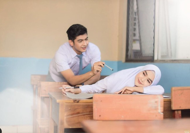 Ria Ricis dan Teuku Ryan diketahui akan segera melangsungkan pernikahan. Sebelumnya pasangan tersebut diketahui telah melangsungkan pertunangan pada 23 September 2021. Berbagai persiapan pun dilakukan menjelang hari bahagianya itu, salah satunya pemotretan prewedding. Foto: Instagram/@fdphotography