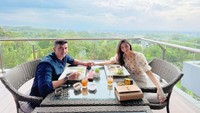 Sarapan di hotel berdua sudah pasti istimewa, apalagi kalau ditemani ragam menu enak dan pemandangan Bandung dari ketinggian seperti ini. Keren!