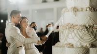 Di foto ini, Margin sedang throwback momen manis pernikahannya. Ia dan Ali kompak memotong kue bertingkat dengan dekorasi warna putih yang terlihat klasik sekaligus cantik.