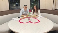 Makan malam di sebuah hotel berbintang di Bandung, Ali dan Margin diberi kejutan manis. Tampak meja makan mereka dihiasi kelopak bunga berbentuk hati. Sweet!