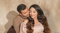 Tak lama setelah menikah pada 6 Februari 2021, Ali Syakieb dan istrinya Margin kini telah dikaruniai anak pertama. Berjenis kelamin perempuan, bayi cantik mereka diberi nama Guzel Aracelli.