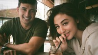 Foto ini mungkin terlihat sedikit blur, namun seolah menangkap jelas kebahagiaan mereka. Margin dan Ali sedang santai menikmati suasana di kafe.