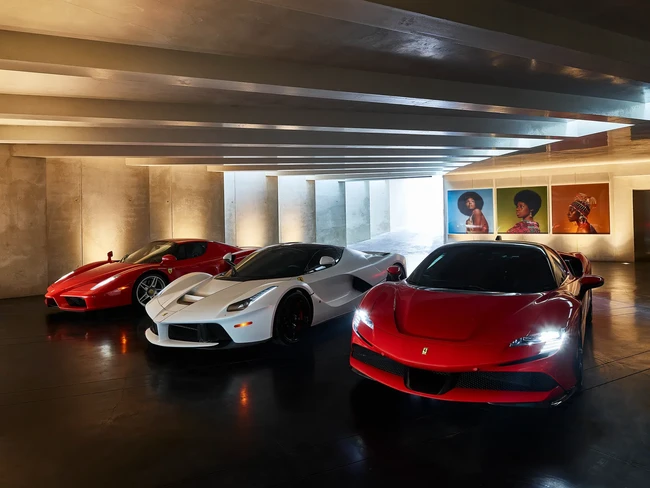 Garasi pun dihiasi lukisan-lukisan. Di sini lah, tiga Ferrari mereka terparkir. (Foto: Dok. Architectural Digest/Frank Frances Studio)